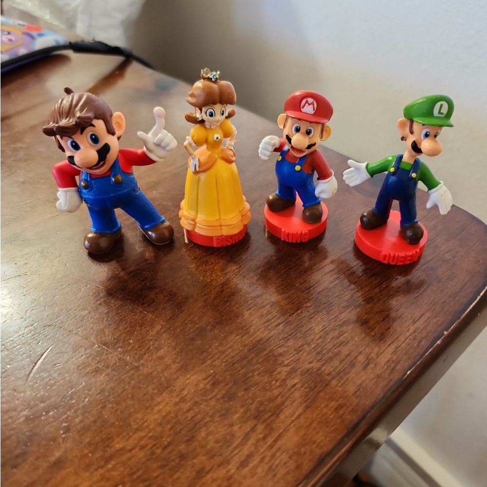Super Mario chess pieces and figurine Mario Luigi princess peach and mario